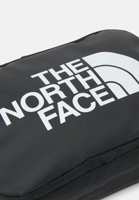The North Face BASE CAMP VOYAGER DOPP KIT UNISEX - Toalettmappe - black/white