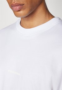 Pegador LOGO BOXY TEE - Pamata T-krekls - white gum white