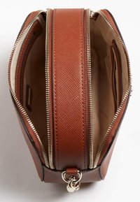 Guess NOELLE CROSSBODY CAMERA - Umhängetasche - braun