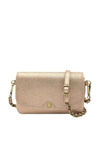 Sac à bandoulière en rose gold pailleté avec un rabat incurvé, des accessoires en or, et une bandoulière en chaîne amovible, doté d'une fermeture à bouton et d'une finition texturée.