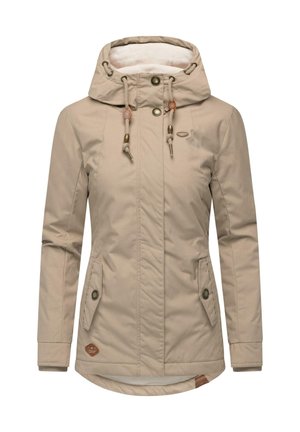 Giacca impermeabile beige con una morbida fodera isolante, cappuccio regolabile, dettagli metallici, vita con cordino e tasche laterali.