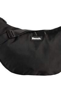 Zwarte nylon schoudertas met een gebogen vorm. Voorzien van een brede verstelbare schouderband en een opvallend rechthoekig Bench. logo. Soepele textuur.