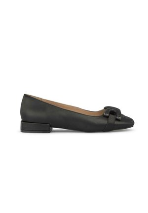 Zwarte leren ballerina's met een kleine blokhak, met een ronde neus en een decoratieve strik met metalen accenten aan de voorkant.