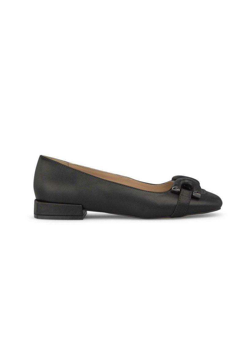 Ballerine in pelle nera con un piccolo tacco a blocco, caratterizzate da una punta arrotondata e un fiocco decorativo con accenti metallici sulla parte frontale.