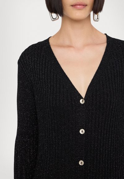 Svart ribbestrikket cardigan med V-hals, fem knapper og sølvflekker i stoffet for en subtil glans.