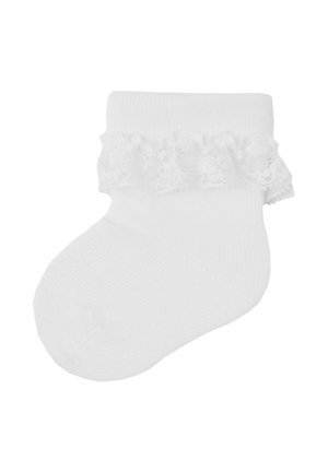 Calcetín blanco para bebé con textura acanalada y un delicado volante de encaje alrededor del tobillo.