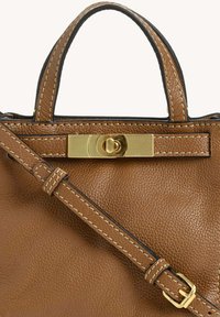 Sac à main en cuir marron texturé avec double poignée, fermoir à tourniquet en ton or, et une bandoulière réglable avec boucle.