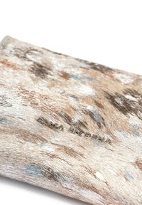 Brązowy i kremowy portfel z bydlecy z gładką teksturą i subtelnymi niebieskimi akcentami, z wytłoczonym logo wzdłuż krawędzi.