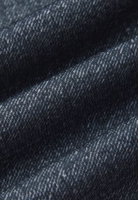 Ciemnoniebieska tkanina dżinsowa o miękkiej fakturze, z subtelnym wzorem diagonalnym i lekkimi odcieniami różnicującymi.