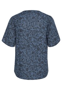 Camicia blu a maniche corte con un motivo floreale paisley in nero, orlo arrotondato e tessuto leggero.