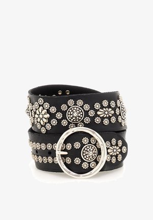 Cintura in pelle nera decorata con borchie floreali in argento e accenti circolari. Presenta una fibbia metallica tonda e diversi fori per la regolazione.