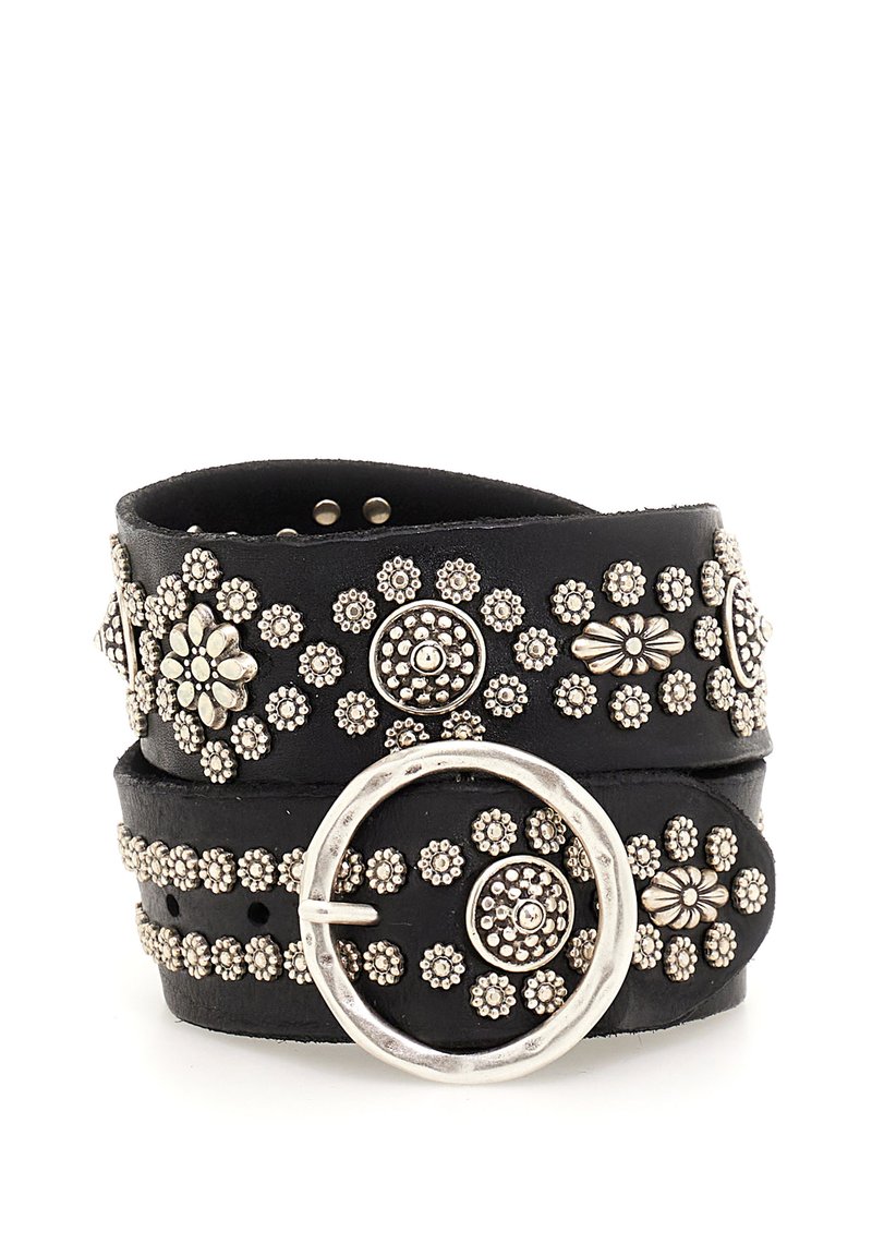 Cintura in pelle nera decorata con borchie floreali in argento e accenti circolari. Presenta una fibbia metallica tonda e diversi fori per la regolazione.