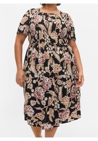 Černé květinové šaty s krátkými rukávy, kulatým výstřihem, nabíranými detaily v pase a volnou sukni s růžovými a béžovými vzory.