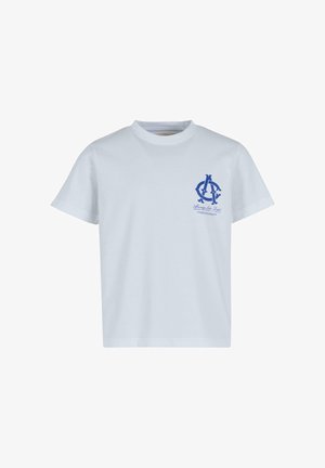 Biela bavlnená tričko s krátkymi rukávmi, okrúhlym výstrihom a modrou grafickou nálepkou na ľavej strane hrude. Jednoduchý dizajn a ľahká textúra.