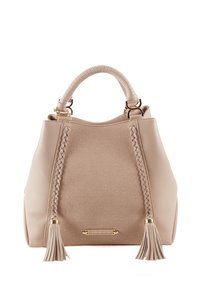 Borsa tote beige con corpo in tessuto testurizzato, dettagli intrecciati sui lati e accenti con frange. Presenta una parte superiore liscia e curva e una forma strutturata.