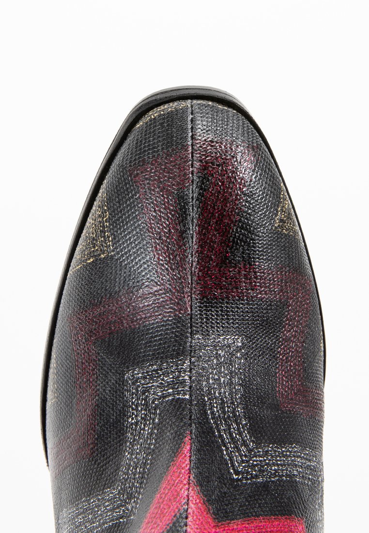 Schwarze Schuhe mit spitz zulaufender Zehe und strukturiertem Finish, versehen mit mehrfarbigen Zickzackmustern in Rot, Gold und Schwarz.