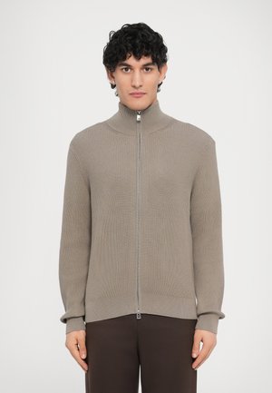 Jasnoszary prążkowany sweter na zamek z wysokim kołnierzem i mankietami na rękawach, z centralnym zamkiem błyskawicznym i gładką fakturą.