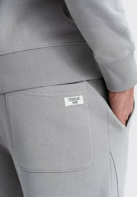 Ombre SET OF KANGAROO  - Chándal - grey