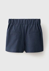 Mornarsko prugasti šorti z elastičnim pasom, dvema sprednjima žepoma in krojem. Mehka tkanina z gladko teksturo.