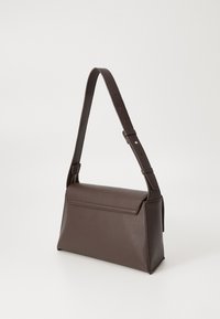 Sac à main en cuir marron avec une forme rectangulaire structurée, une bandoulière réglable et une fermeture à rabat à l'avant. Texture lisse, design minimaliste.