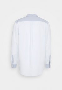 Camicia a maniche lunghe con corpo bianco, colletto azzurro chiaro e dettagli alle maniche. Tessuto morbido con una linea dritta e dettaglio della piega sul retro.
