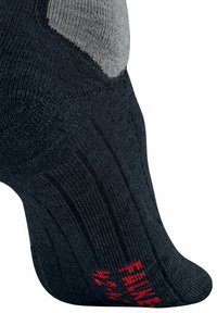 Schwarze Socke mit grauen Akzenten, strukturiertem Stoff, geripptem Design und rotem Druck-Branding am unteren Ende. Verfügt über eine nahtlose Spitze für zusätzlichen Komfort.