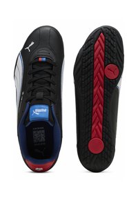 Schwarz-weiße Fußballschuhe mit blauen Akzenten. Synthetisches Obermaterial, strukturierte Sohle mit rotem Streifen und runder Verzierung. Inklusive QR-Code-Anhänger.