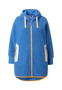 Blaues Fleece-Jackett mit Kapuze, das kontrastierende orangefarbene Reißverschlüsse und weiße Seitentaschen aufweist. Die Textur ist weich und flauschig.