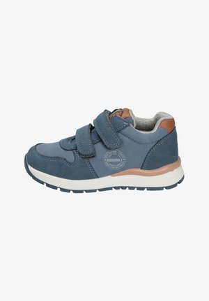 Dziecięce niebieskie sneakersy zamszowe z dwoma zapięciami na rzepy, białą podeszwą, jasnobrązowym detalem na pięcie i miękką, wyściełaną cholewką, nadrukowanym logo po boku.