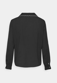 Camisa preta de mangas longas com colarinho em formato de ondas, textura suave, punhos com botões e um corte solto. Sem padrões ou detalhes visíveis.