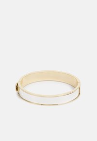 Gullfarget metallarmbånd med en glatt hvit emaljestrip. Har en låsestengning og et minimalistisk design.