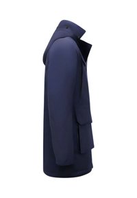 Marineblauwe gewatteerde jas met capuchon, hoge kraag, lange mouwen en klepzakken aan de voorkant, weergegeven vanaf de zijkant tegen een witte achtergrond.