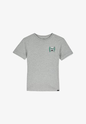 Camiseta de manga corta gris en mezcla de algodón, que presenta un diseño gráfico de calavera con acentos verdes en el área del pecho izquierdo. Cuello redondo, corte estándar.