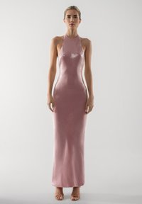 Haljina do poda ružičaste boje s halter izrezom, glatke, sjajne teksture s dijagonalnim rebrastim uzorkom. Jednostavan, elegantan dizajn.