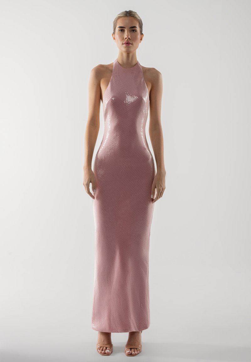 Haljina do poda ružičaste boje s halter izrezom, glatke, sjajne teksture s dijagonalnim rebrastim uzorkom. Jednostavan, elegantan dizajn.