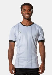 Hellgraues Trikot mit schwarzen vertikalen Streifen, schwarzem, geripptem Kragen und Bündchen sowie einem kleinen Logo auf der Brust. Glatter, sportlicher Stoff.