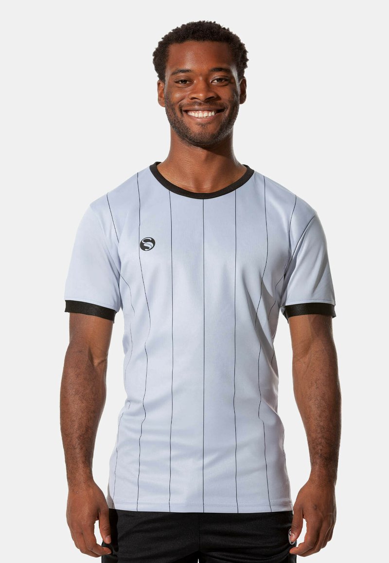 Hellgraues Trikot mit schwarzen vertikalen Streifen, schwarzem, geripptem Kragen und Bündchen sowie einem kleinen Logo auf der Brust. Glatter, sportlicher Stoff.