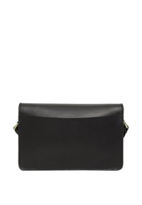 Cartera de mano negra de cuero con una textura suave, forma rectangular y cierre tipo solapa. Presenta un diseño minimalista y sutiles detalles de costura.