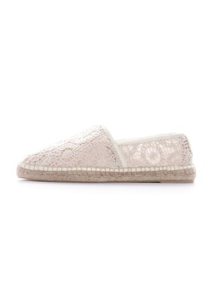 Espadrille en dentelle avec une tige en crochet blanc, dotée d'une semelle en jute naturel. Le design est léger avec un profil plat et un bout arrondi.