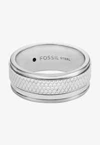 Anillo de acero inoxidable plateado con un patrón de diamantes texturizados en diagonal. Grabado con "FOSSIL STEEL" en la parte interna de la banda.