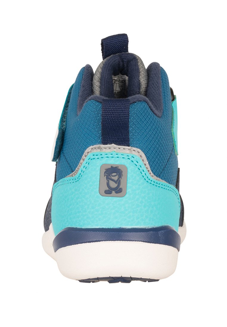Kindersneaker in Blau und Türkis mit Zugschlaufe an der Ferse, gepolstertem Knöchelkragen und kleinem Logo auf der Rückseite.
