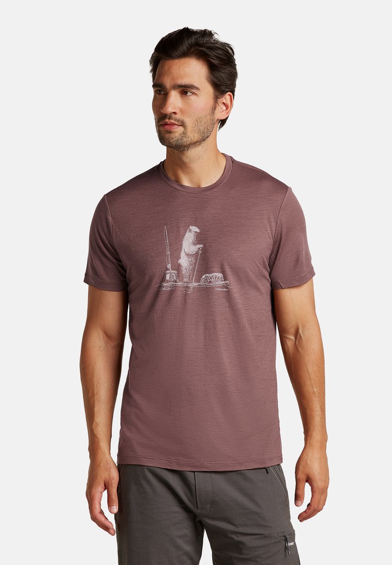 Camiseta de manga corta color marrón oscuro, hecha de un material ligero, con un gráfico de un oso y equipo de pesca en la parte frontal.
