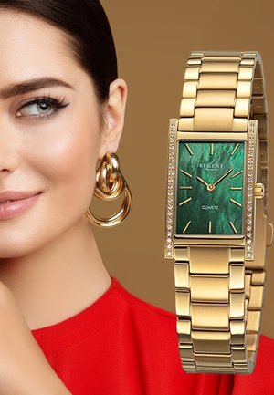 Montre en quartz dorée avec un cadran rectangulaire vert texturé, ornée d'accents en cristal et d'un bracelet en métal assorti.