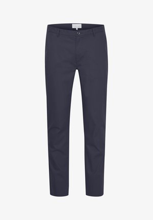 Tengerészkék pamutzacskók, sima textúrával, gombos záródással, övpántokkal és egyenes fazonnal.