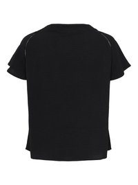 Haut noir à manches courtes avec un tissu texturé et des fentes latérales discrètes, montré de dos.