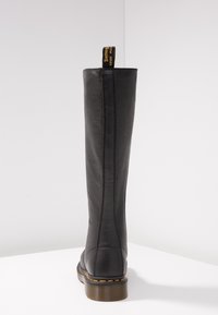 Dr. Martens Šněrovací vysoké boty - black