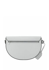 Bolso de hombro gris con forma redondeada, parte superior plana, bolsillo frontal con cremallera, ribete negro y correa ajustable. Textura suave, diseño minimalista.