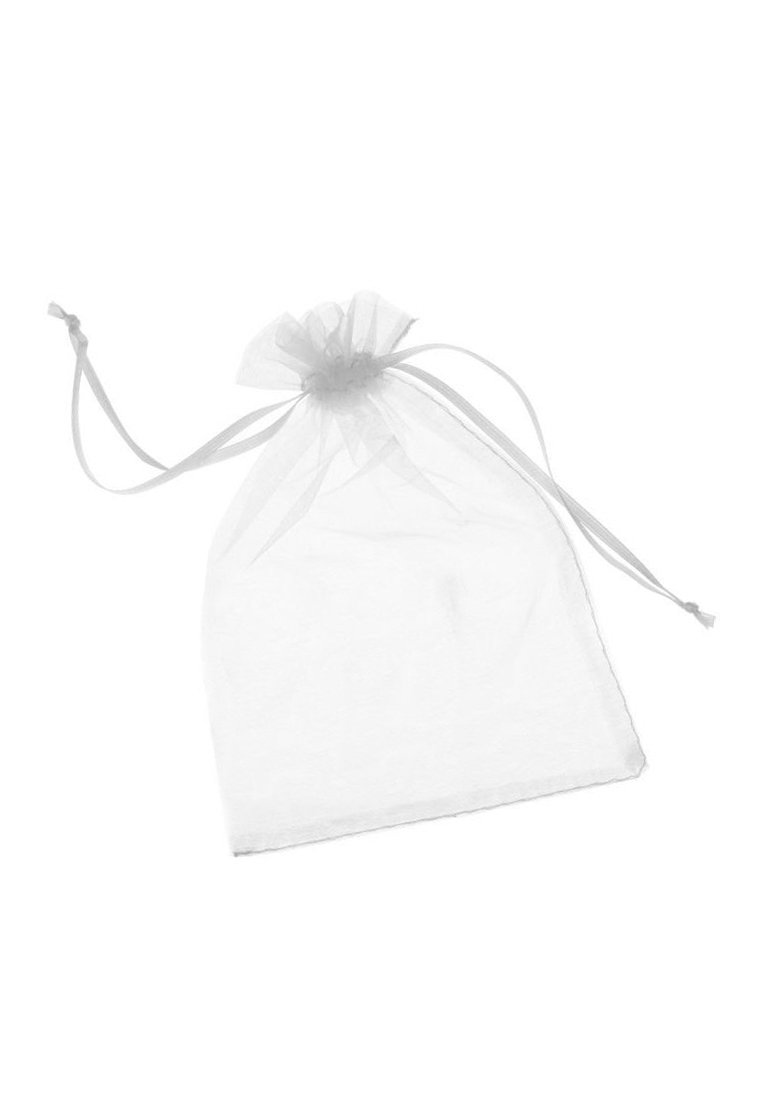 Weißer Organza-Zugbeutel mit transparenter Textur, oben mit satinierten Bändern gathered, einfache rechteckige Form. Keine Muster oder Akzente.