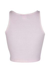 Top corto aderente a coste in lavanda chiaro. Presenta una scollatura arrotondata e spalline larghe, con una texture liscia e un orlo netto.