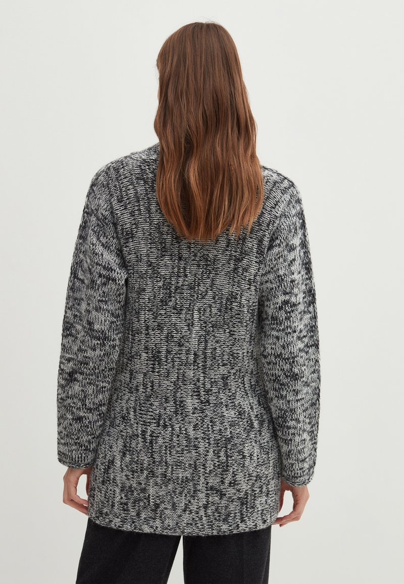 Strickpullover in Schwarz und Grau, mit einem strukturierten Muster, langen Ärmeln und einer lockeren Passform, mit einem abgerundeten rückseitigen Saum.